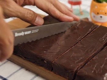 step6: 把刀加熱（放熱水中或用火熗加熱）
然後把朱古力切成小塊