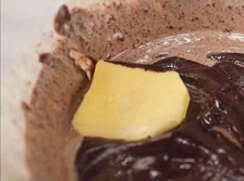 step3: （繼續隔水加熱保持溫度）
然後加入牛油。