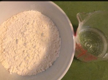 step1: 底筋麵粉 250g +發酵母粉+鹽+溫水。