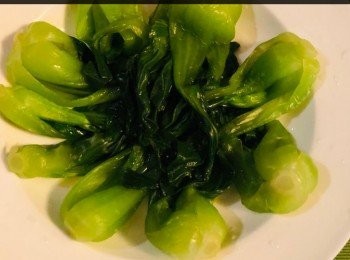 step2: 準備鷄湯放在鍋內，待滾後放入小棠菜燙熟後撈起瀝乾， 然後把它沿碟邊擺好備用。