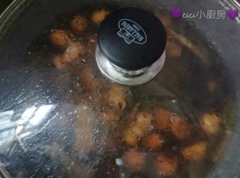 step5: 蓋上蓋用慢火煮約40分鐘，再轉大火收汁，盛起，撒上蔥段，即成。
