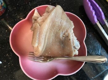 step3: 用叉子在豬皮上刺出小孔，再印乾，放在通風處吹15分鐘