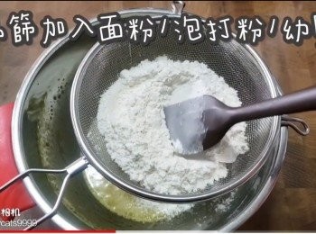 step25: 隔篩加入面粉/泡打粉/幼鹽