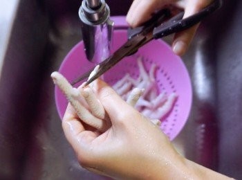 step2: <a href="https://bit.ly/3kLFTWO" target="_blank" data-keyword="雞腳" class="guide-link"><strong>雞腳</strong></a> <span style="display:inline-block;vertical-align:middle;margin-top:-3px;color:initial;border-radius:3px;padding:2px 3px;font-size:12px;line-height:14px;background:#87d300;color:#fff;">即買</span> 洗淨剪去腳指甲，沸水下鍋，煮2分鐘撈起備用