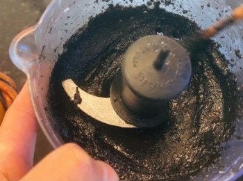 step2: 准备黑芝麻洗干净以后，炒香，最后放进料理机里，加棕糖和油，搅打成流心的芝麻馅，