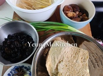 step1: 預備材料: 冬菇浸軟去蒂(冬菇水保留備用)，一開二或四備用。貓耳朵泡熱水浸軟洗淨後備用。 毛豆仁洗淨備用 ；金針洗淨浸軟後打結備用(也可不打結)。