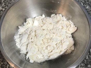 step2: 將鹽與麵粉混勻，加入水和油，拌到沒有水份後，