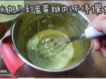 step9: 熄火加入到蛋黃糊內(不停攪拌)