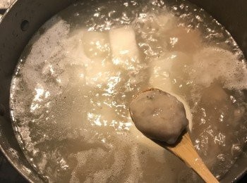 step7: 煮一鍋排骨高湯，湯匙和手沾濕，將蝦漿用湯匙滾成球狀，放入高湯中；