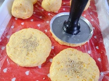 step7: 分成約40g一粒圓球，用杯底或器具壓扁成南瓜餅，中間位置沾上少許水並撒上芝麻。