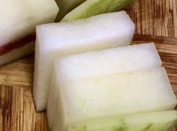 step2: 冬瓜洗淨，小心薄薄削走青皮，然後切出4-5塊立方體，再將每一個立方體分成4份。（第一份約4mm厚是冬瓜較硬身的皮，第二至第四份為仿肥豬肉，跟個人喜好切分。）