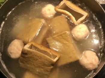 step3: 家裡如果有排骨高湯，可以先將挖好的油豆腐泡一下後，取出放涼，將可以讓油豆腐更美味，但如果沒有就省略。