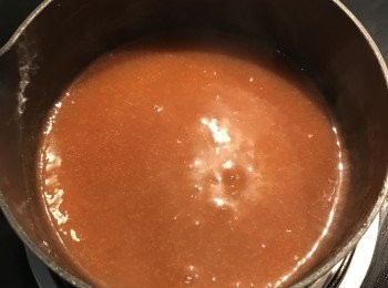 step12: 將<span class="group_3">甜辣醬</span>材料都先混勻，小火加熱，邊煮邊攪拌至煮滾到濃稠即可，煮滾後請試味道微調；
這邊用的辣椒醬是東泉。