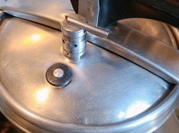 step4: 而我用高壓煲煮約15分鐘便可。關火後（不開蓋）浸至完全放涼。