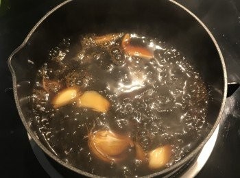 step13: 蒜頭洗淨拍扁與調味料混勻，邊煮邊攪拌至沸滾即可試味道調整，此醬需微偏甜帶蒜香；