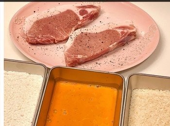 step2: 豬扒洗淨抹乾，用叉插洞令肉質更柔軟，灑上鹽和黑胡椒，醃15分鐘