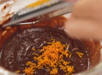 step13: 加入冧酒（根據個人喜好）
和1個橙皮