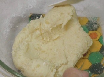 step2: 用力把薯仔壓成泥狀 加一點點鹽巴調味
然後加入麵粉混合均勻