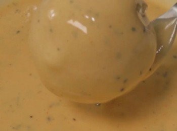 step7: 現在可以來炸芝士球了
先把芝士球完全沾上麵糊