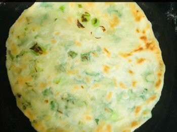 step9: 熱鍋加1 湯匙油，將蔥油餅麵皮慢慢鋪入鍋內煎。