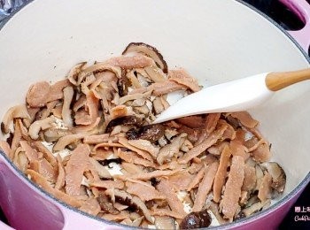step4: 燒熱油鍋將冬菇絲及新肉絲炒香。