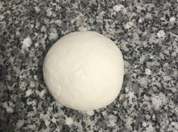 step4: 接著取出麵糰揉成均勻光滑的麵糰；
