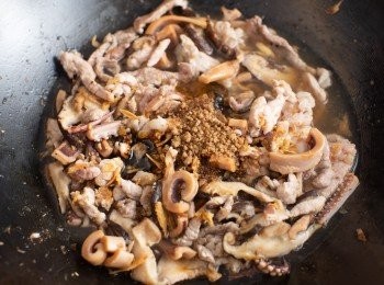 step5: 接著加入香菇水、油蔥酥、醬油、蠔油、米酒和黑糖道黑糖煮沸。