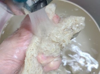 step3: 煮好的烤麩用水沖洗，邊沖洗邊按壓至完全冷卻。