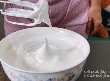 step6: 把蛋白用攪拌器以高速打發，出現泡沫後加入檸檬汁和砂糖，然後繼續以高速打發，把砂糖分3次加入至蛋白，倒入最後的糖時改以低速打發，並打至濕性發泡。(提起來有大彎鈎狀)