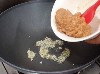 step7: 中火燒熱油, 下薑/蒜粒爆香