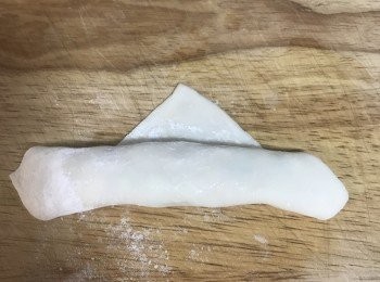 step5: 直接捲起來，並再最尾短用水沾濕後粘合；