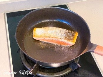 step5: 如果魚肉太厚，可以魚身側邊也簡單煎封至金黃色。 最後取出三文魚前，可以再煎一下魚皮那一面，變得更香脆。