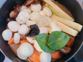 step5: 注入適量的熱水和浸冬菇的水（水位跟材料平齊），加入竹䉀、馬蹄、陳皮、冬菇、冰糖和檸檬葉，蓋上鍋蓋炆煮以小火約70-90分鐘或以上。