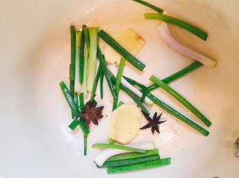 step8: 原鍋再下一點油，下薑片，蔥段和八角爆香。