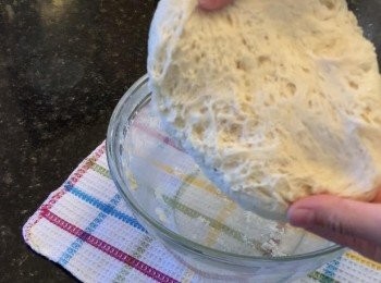 step1: 中种面团所需要的<span class="group_1">食材</span>有：ingredients
Bread flour 高筋面粉 175g
Yeast 酵母 2g
Eggs white 鸡蛋白 40g
Milk 牛奶他80g