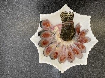 step4: 魚碟底鋪上蔥白和薑絲，魚尾放下方，魚頭放在魚尾上向近中間位，魚身鋪成扇型，魚身鋪上臘腸片