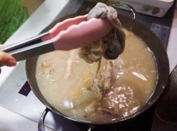 step8: 煮好後下鹽調味，先下3-4小匙 ，試味後再加
再拿起胡椒包