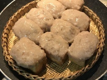 step10: 湯匙沾濕防黏，挖ㄧ坨蝦漿或魚漿蓋壓在油豆腐開口處，用湯匙抹勻封好開口；