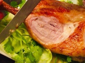 step3: 盐焗粉的成分沙姜和盐，能很好地去除鸭子的腥味，烤出来还有盐焗的香味，味道很赞