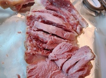 step7: 用刀在較厚的位置𠝹開，方便捲起，厚的肉移去較薄肉的位置。