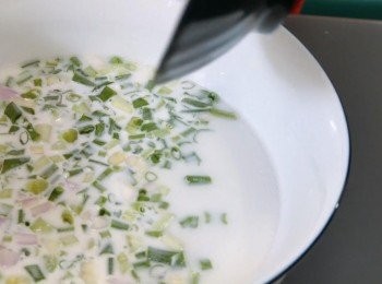 step5: 加入蔥粒至粉漿並拌勻。
