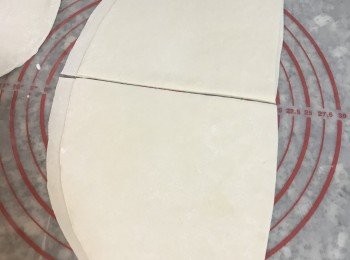 step12: 將切好的兩片麵皮撒粉重疊；再次對摺壓出線，打開裁開；