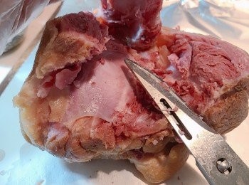 step6: 將豬手取出，在中間打直割一刀，起骨，並將軟骨和較硬的地方剪走。餘下的豬骨可以用來煲骨，不用浪費。