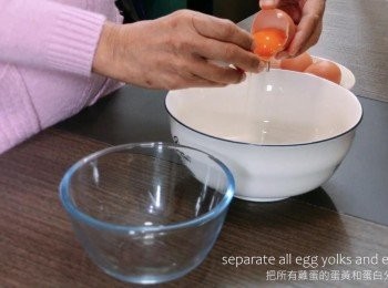 step1: 把所有雞蛋的蛋黃和蛋白分開，備用。