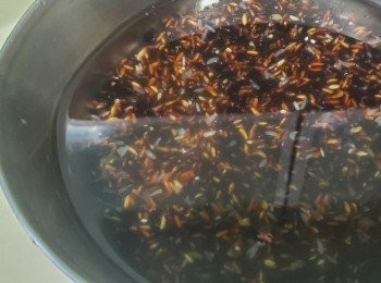 step1: 米，黑糯米清洗，再用水浸1小時30分