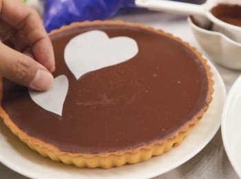 step15: 可以在朱古力撻上
灑上可可粉或放上水果作裝飾。