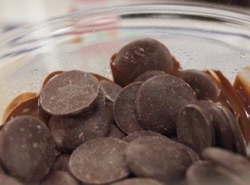 step1: 首先用隔水加熱方式
把朱古力隔化。