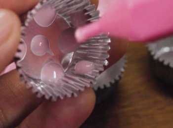 step2: 在鋁箔紙小杯底部和側面
用朱古力筆添加小圓點