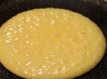 step4: 把煎鍋加熱 然後調整至小火
在煎鍋表面均勻塗上油
然後加入麵糊

*加熱的時間根據你的火力和煎鍋的厚度而不同
我的時間大約1-2分鐘左右翻面

*通常表面出現氣孔 像圖片一樣
表示可以翻面了