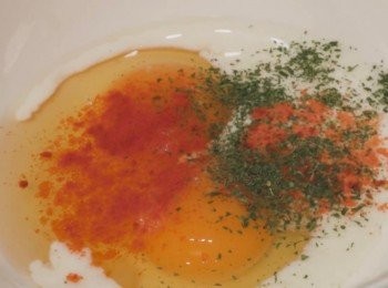 step5: 現在來調炸的麵糊
在大碗中加入兩個雞蛋+牛奶+
一點巴西里粉+辣椒粉+鹽巴和胡椒粉
然後攪拌均勻